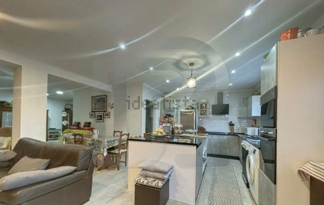 Apartamento T4 à venda na Rua António Caetano de Almeida, 11