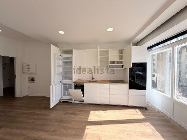 Apartamento T2 à venda na Rua Henrique Barrilaro Ruas, 31 b