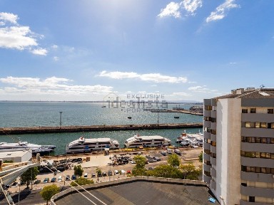 Apartamento T4 à venda na Avenida 25 de Abril de 1974