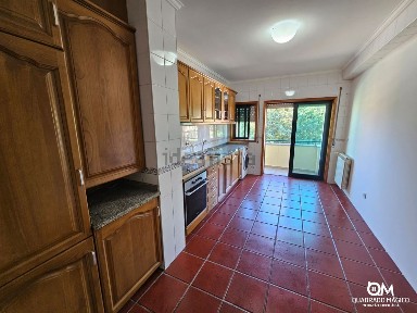 Apartamento T3 à venda na Rua Aldeiro