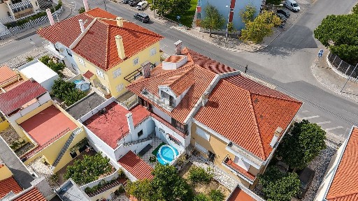 Moradia geminada à venda na Avenida Infante Dom Henrique, 7