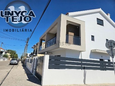 Moradia geminada à venda no Centro da Quinta do Conde