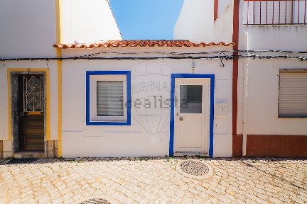 Moradia independente à venda na Rua Nova dos Carmos