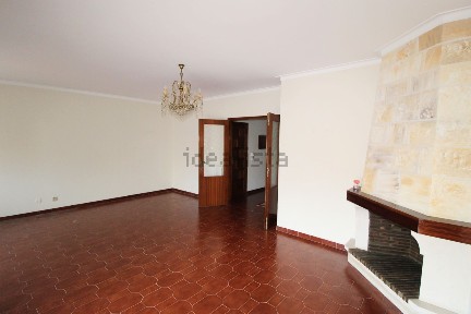 Arrendamento de apartamento T3 na Rua dos Mártires, 1
