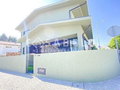 Moradia geminada à venda em Vila Nova da Telha