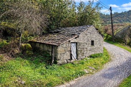 Casa de aldeia à venda na Rua de Outeiro da Cruz