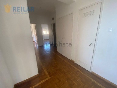 Arrendamento de apartamento T4 na Portas de Benfica - Mercado de Benfica