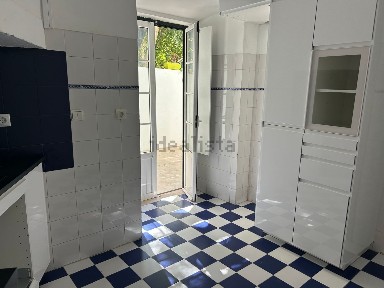 Arrendamento de apartamento T2 na Rua das Trinas, 63