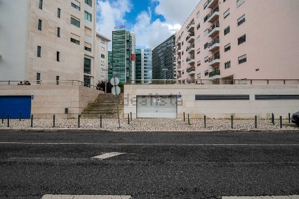 Arrendamento de apartamento T3 na Avenida Dom João II