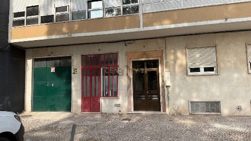 Arrendamento de espaço comercial na Rua Pio XII, 8