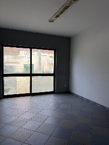 Arrendamento de espaço comercial na Rua do Bairro, 2