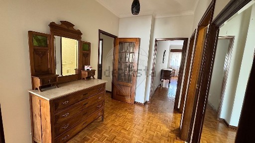 Arrendamento de apartamento T3 na Rua Doutor Francisco Cyrne de Castro