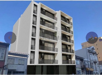 Espaço comercial à venda na Soares dos Reis - Rasa de Cima