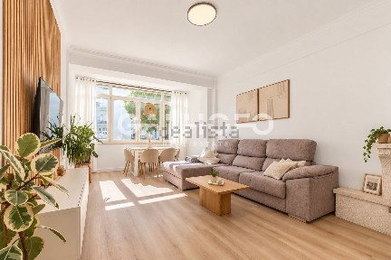 Apartamento T2 à venda na Rua Abade Faria