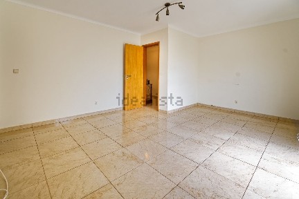Apartamento T3 à venda na Rua Doutor Coutinho Pais