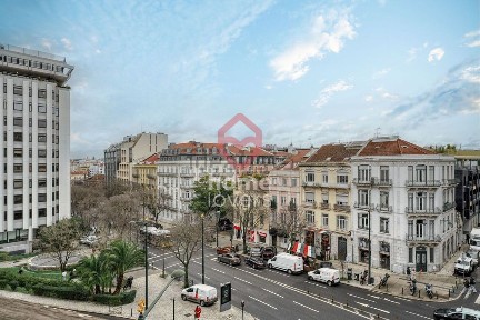 Apartamento T5 à venda na Rua Braamcamp
