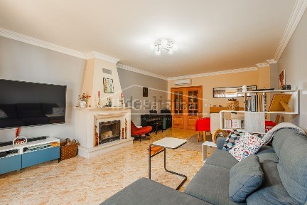 Apartamento T3 à venda na Rua Professor Rómulo de Carvalho