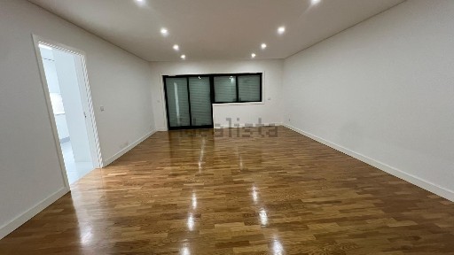 Arrendamento de apartamento T3 na Rua Mouzinho de Albuquerque