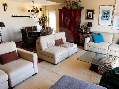Apartamento T3 à venda na Rua Nossa Senhora Amparo