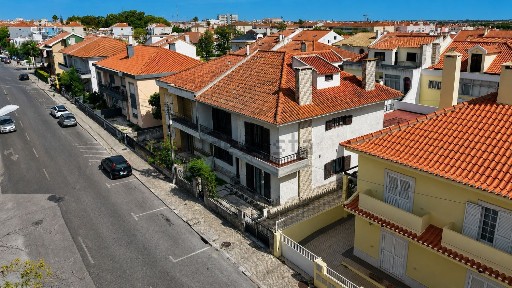 Moradia geminada à venda na Avenida Infante Dom Henrique, 481