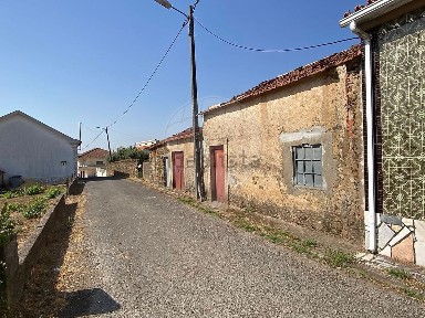 Moradia independente à venda na Rua do Couço do Meio