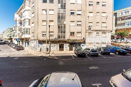 Apartamento T2 à venda na Avenida José Elias Garcia, 74