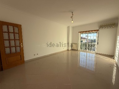 Arrendamento de apartamento T2 na Rua dos Foros de Amora, 161