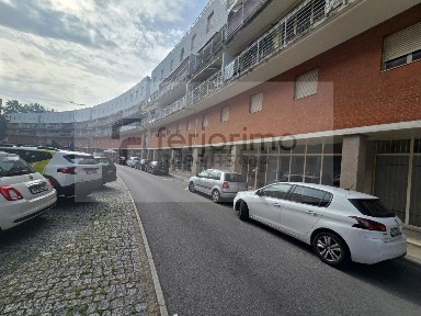Arrendamento de espaço comercial em Azurém