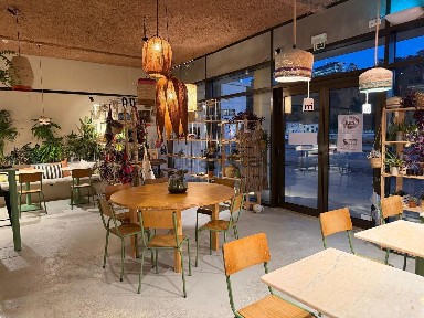 Cafetaria, pastelaria para trespasse na Rua do Ouro, 886