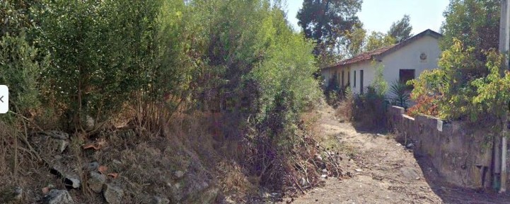 Moradia geminada à venda na Rua Água Levada