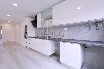 Apartamento T4 à venda na Rua Infante Dom Augusto s/n