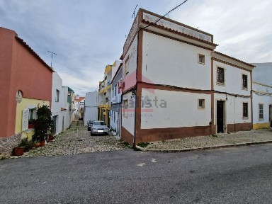 Moradia geminada à venda na Rua do Movimento das Forças Armadas, 5