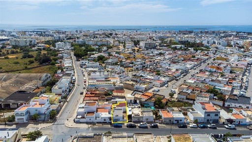 Moradia em banda à venda na Rua da Comunidade Lusíada, 62
