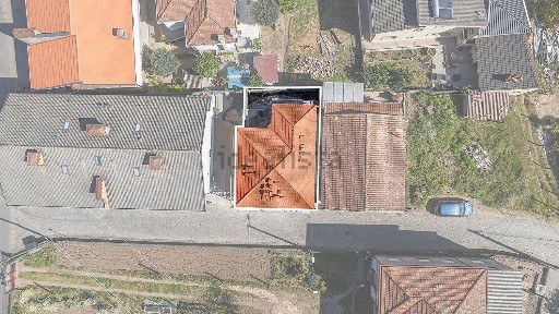 Moradia independente à venda na Rua da Várzea