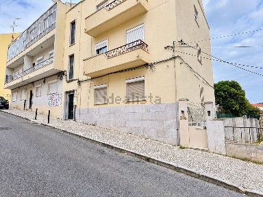 Apartamento T2 à venda na Rua Comandante Ramiro Correia