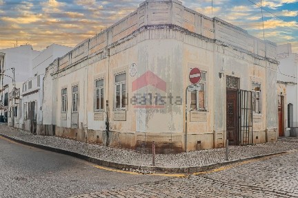 Moradia independente à venda na Rua Rainha Dona Leonor, 73
