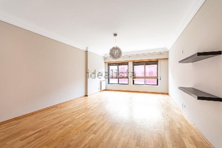Arrendamento de apartamento T2 na Avenida das Laranjeiras, 36