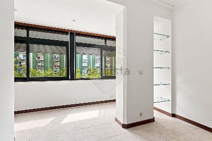 Arrendamento de apartamento T3 na Rua Sousa Loureiro