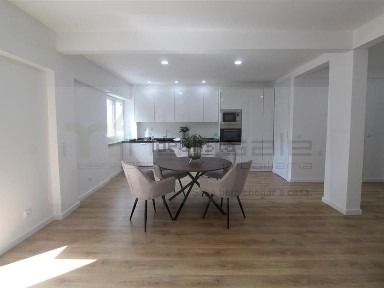 Apartamento T3 à venda na Rua República da Bolívia