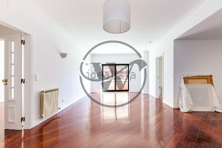 Apartamento T1 à venda na Avenida 25 de Abril