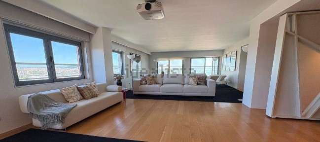 Apartamento T4 à venda na Avenida Dom João II, 57