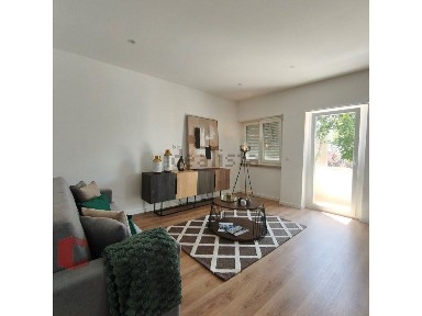 Apartamento T3 à venda na Rua João Ortigão Ramos, 17 b