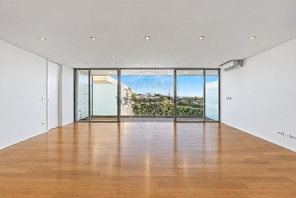 Arrendamento de apartamento T4 na Rua Tapadinha