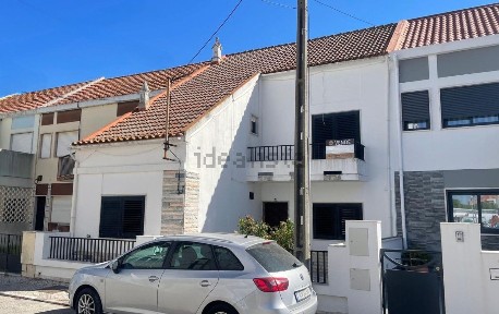 Moradia em banda à venda na Rua Amílcar Cabral
