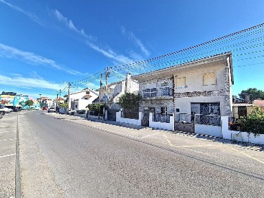 Moradia independente à venda na Rua da Escola
