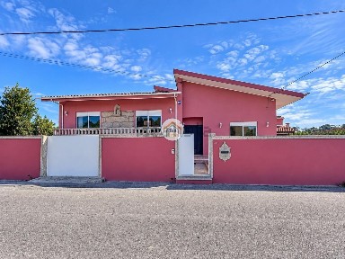 Casa ou moradia à venda na Rua Otília Maia s/n
