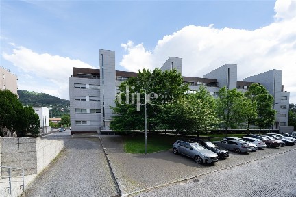 Duplex à venda em Oliveira - São Paio - São Sebastião