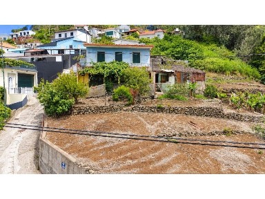Moradia independente à venda na Estrada da Ribeira Seca