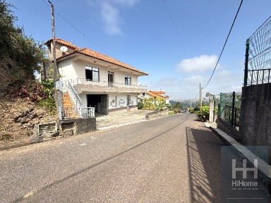 Moradia independente à venda na Estrada Padre Geraldo de Sousa, 4