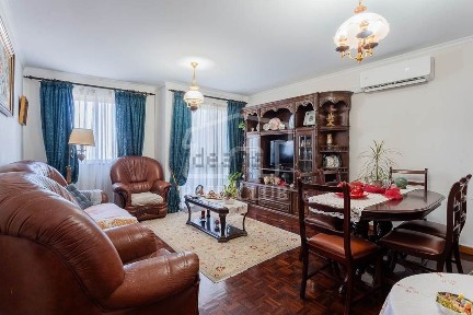 Apartamento T3 à venda em Santo António